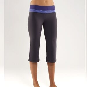 Lululemon Groove Crop Reversible Pants in Coal / Royalty / Royalty Space Dye